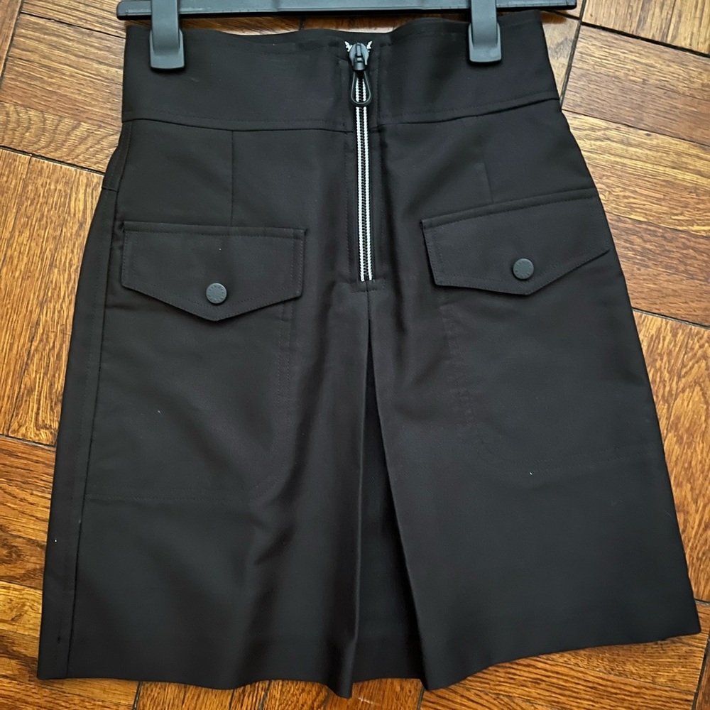 NWT SANDRO PARIS ZIP UP MINISKIRT. BLACK W WHITE DETAILS. SIZE 2